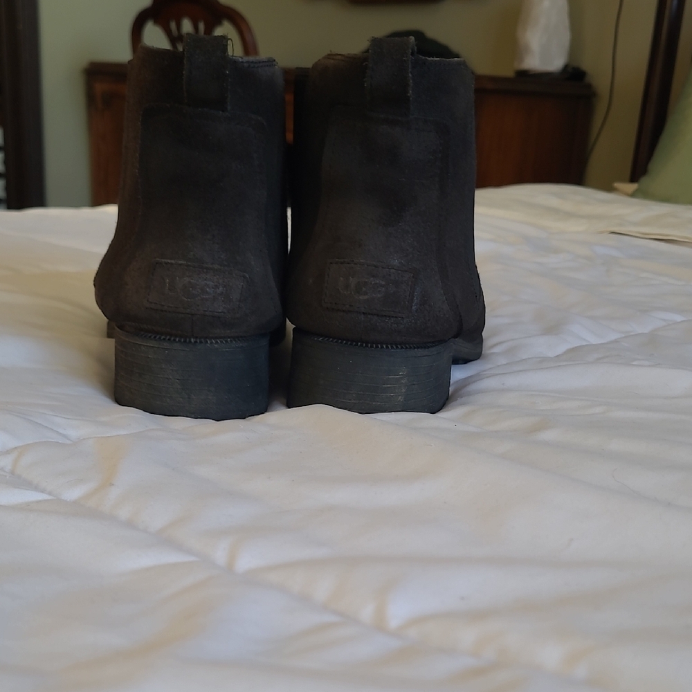 UGG Chelsea Boot - Picture 3 of 5